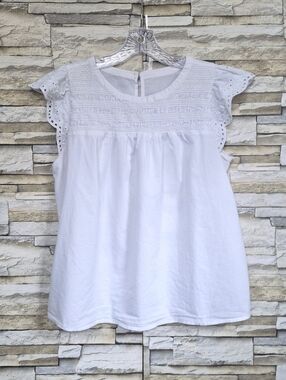 Gap Blouse Women's Size M White Eyelet Lace Smocked Flutter Sleeve Boho Feminine